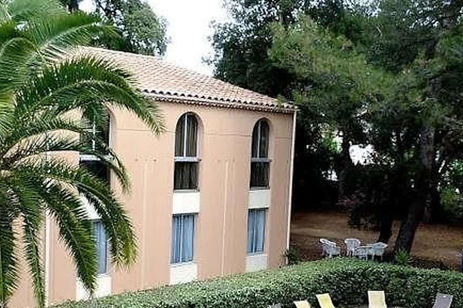 Lieux événementiels, LE CLOS DE L'AUBE ROUGE ***