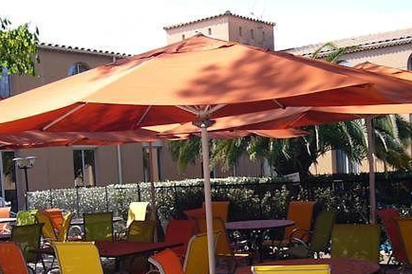 Lieux événementiels, LE CLOS DE L'AUBE ROUGE ***