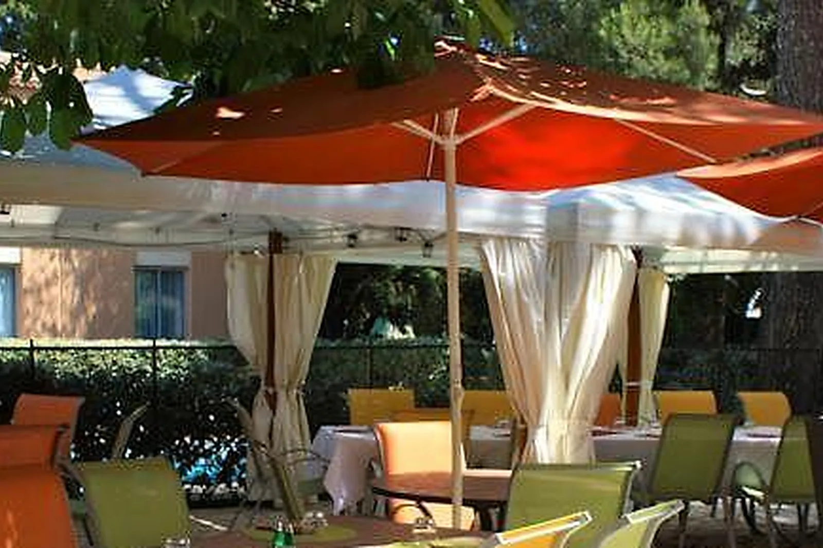 Lieux événementiels, LE CLOS DE L'AUBE ROUGE ***