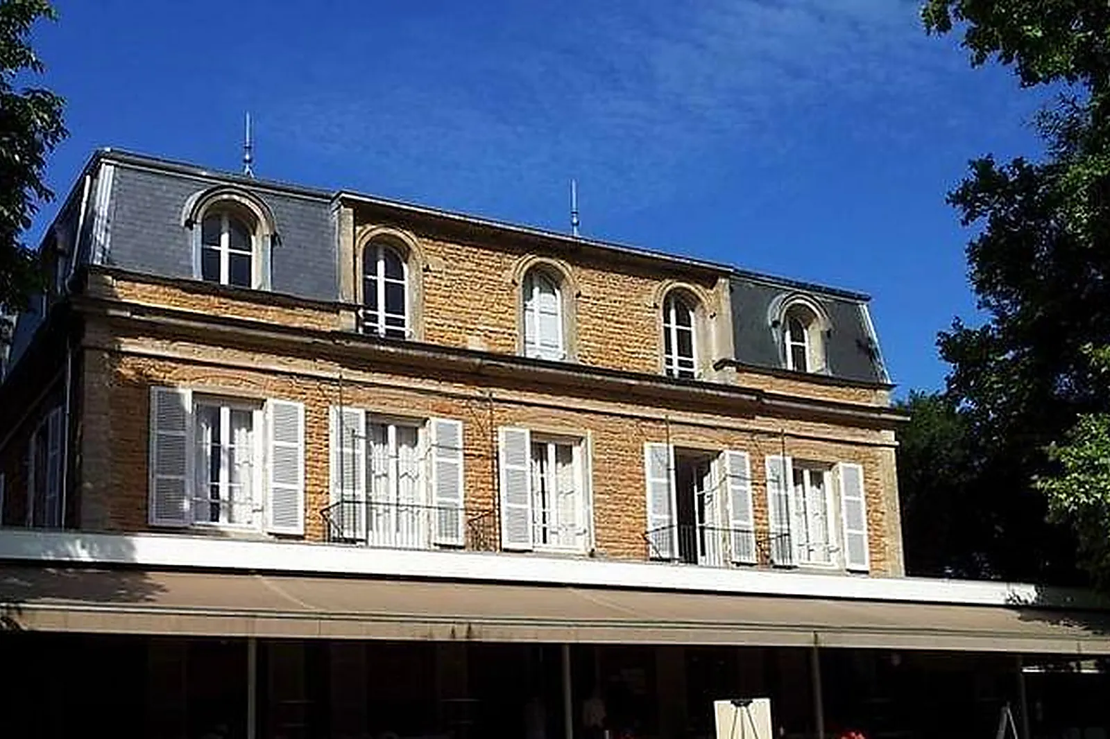 Lieux événementiels, SALLE DE RÉUNION À BEZANNES DELTA