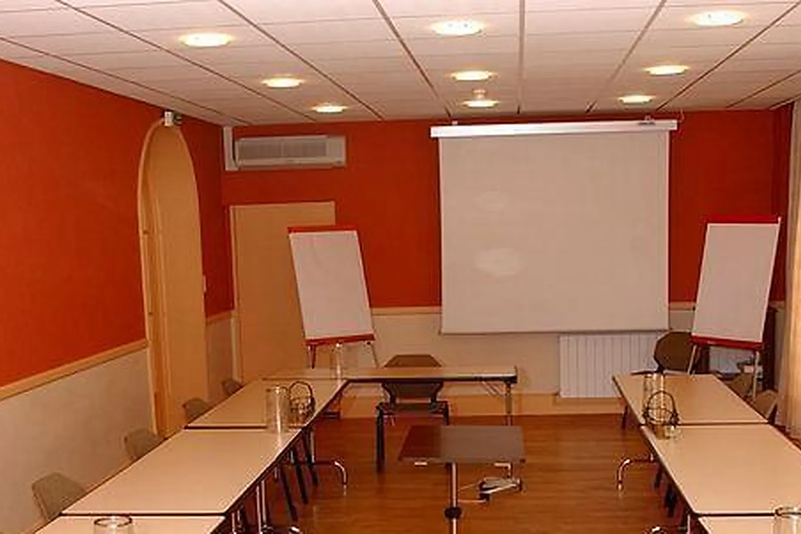 Lieux événementiels, SALLE DE RÉUNION À BEZANNES DELTA