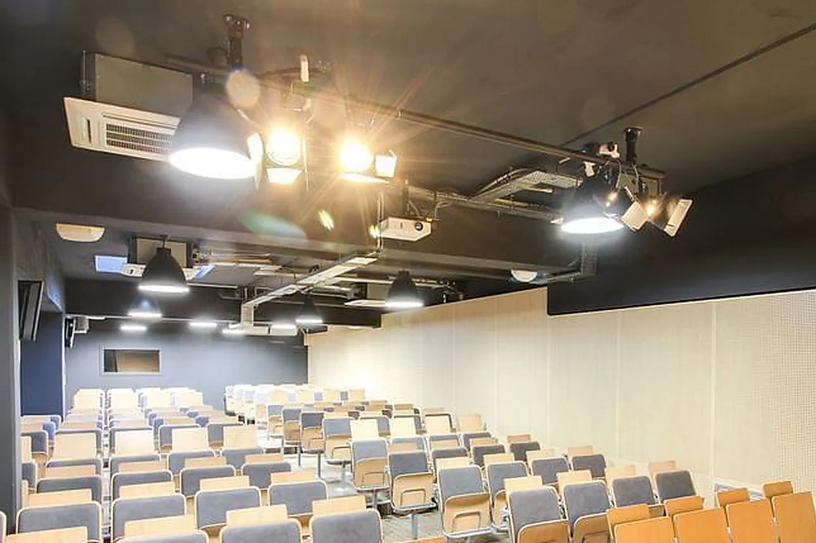 Lieux événementiels, LE DEUX CENT CINQUANTE TROIS