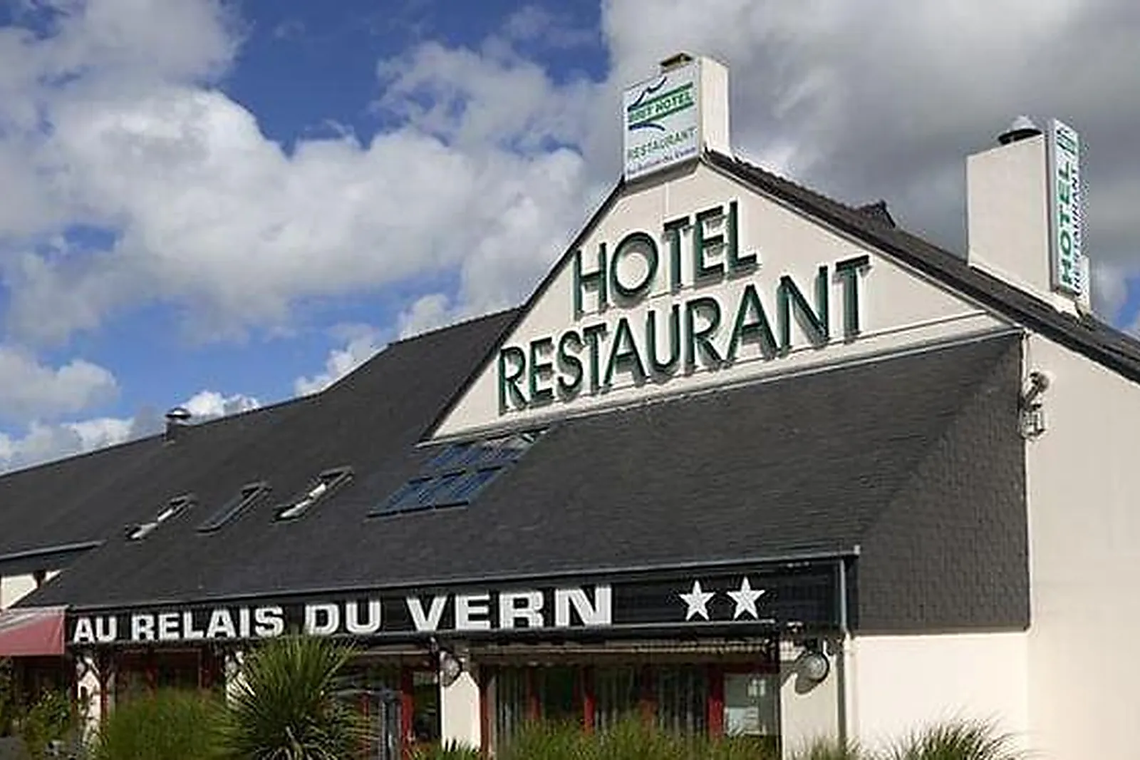 Lieux événementiels, LE RELAIS DU VERN***