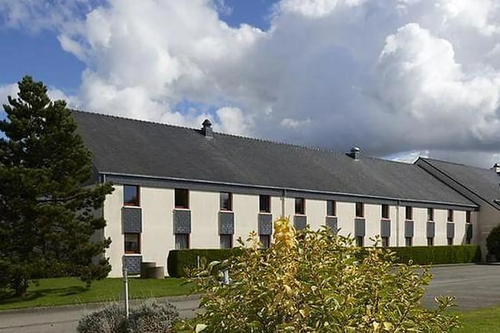 Lieux événementiels, LE RELAIS DU VERN***