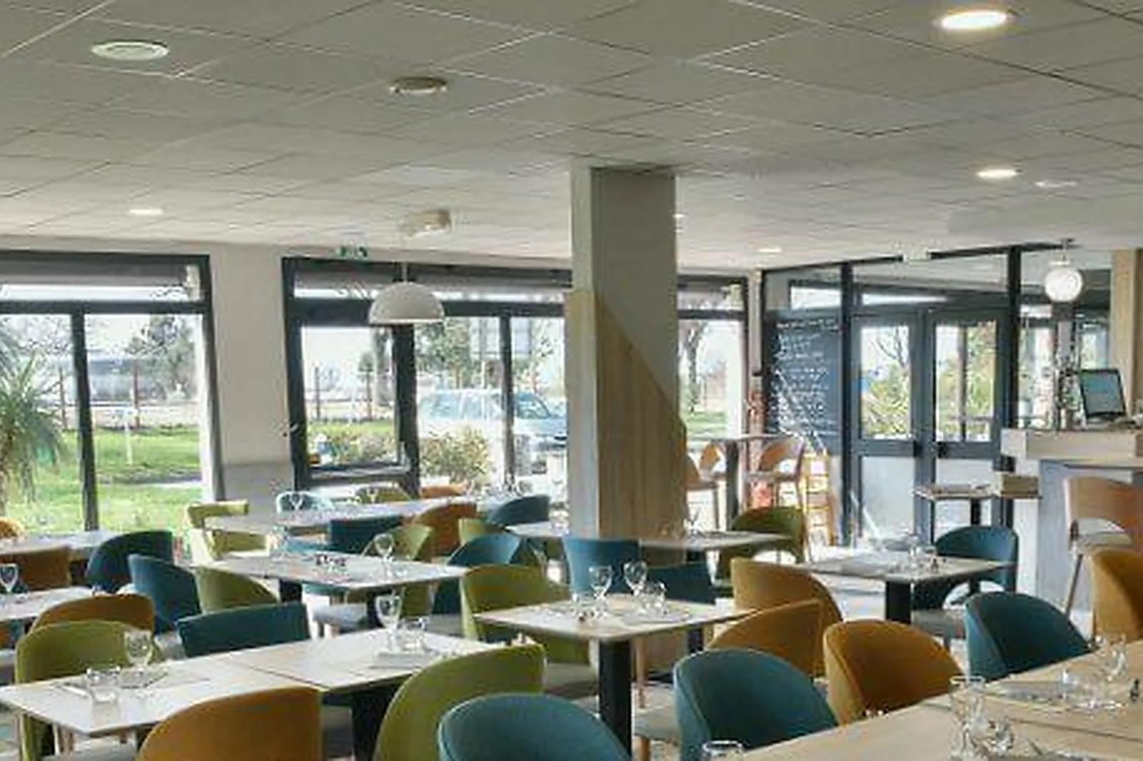 Lieux événementiels, LE RELAIS DU VERN***