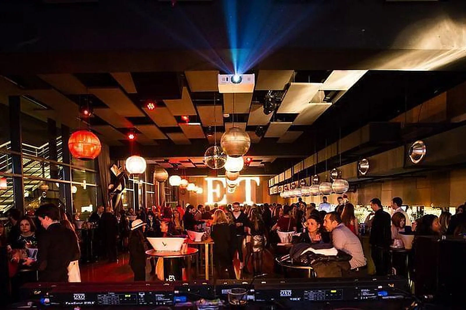 Lieux événementiels, LE REVERSO / ROOFTOP R2 MARSEILLE