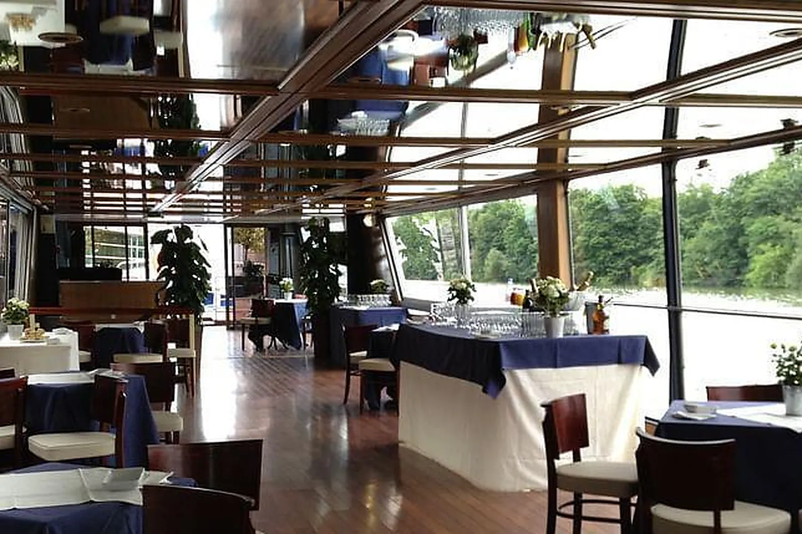 Lieux événementiels, LE RIVE DROITE BATEAU NAVIGANT