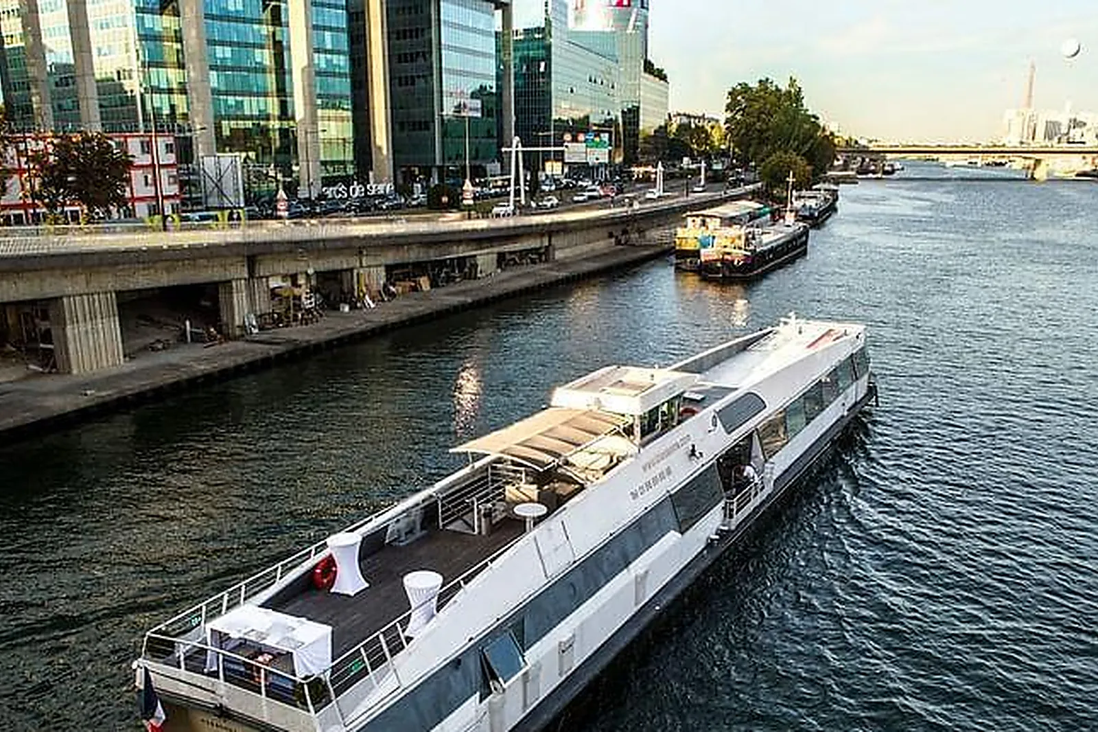 Lieux événementiels, LE RIVE DROITE BATEAU NAVIGANT