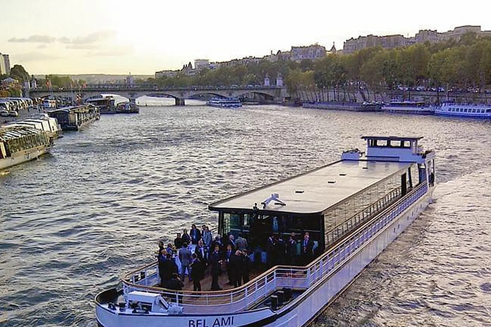 Lieux événementiels, LE RIVE DROITE BATEAU NAVIGANT