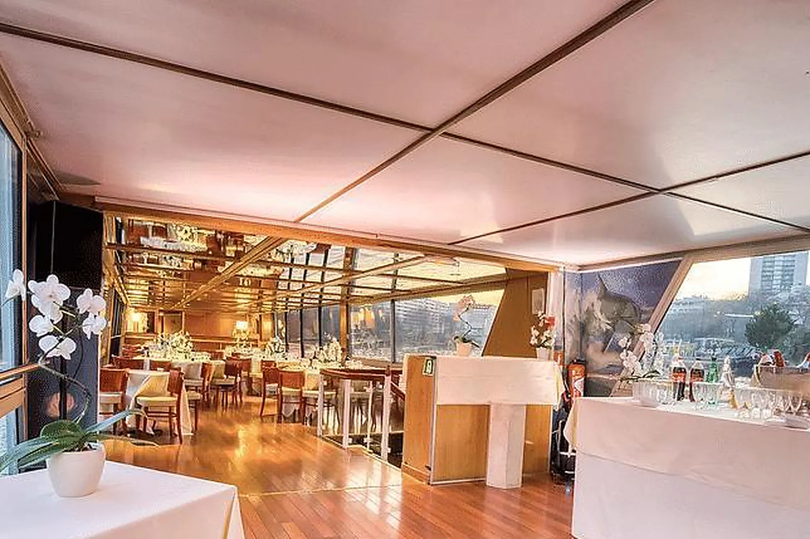 Lieux événementiels, LE RIVE DROITE BATEAU NAVIGANT