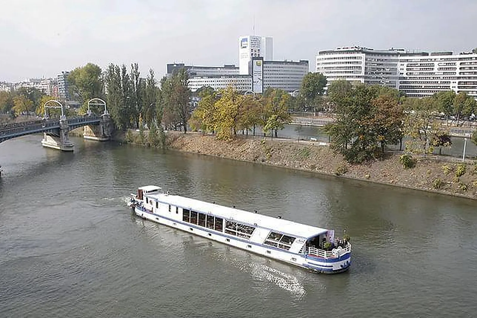 Lieux événementiels, LE RIVE DROITE BATEAU NAVIGANT