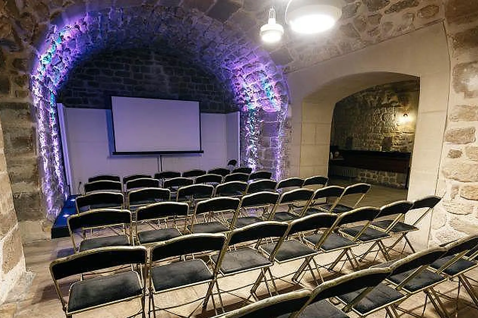 Lieux événementiels, LE SECRET DE L'ÎLE