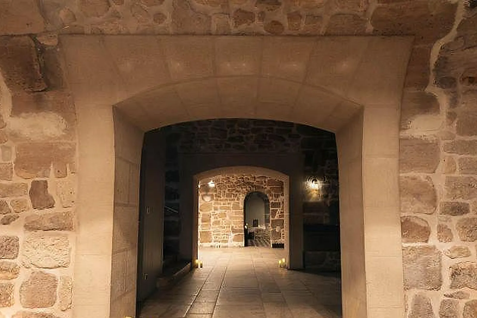 Lieux événementiels, LE SECRET DE L'ÎLE