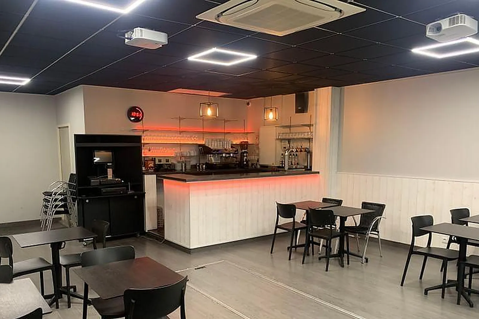 Lieux événementiels, LE CAFÉ DE LA PLACE DE CAUDERAN