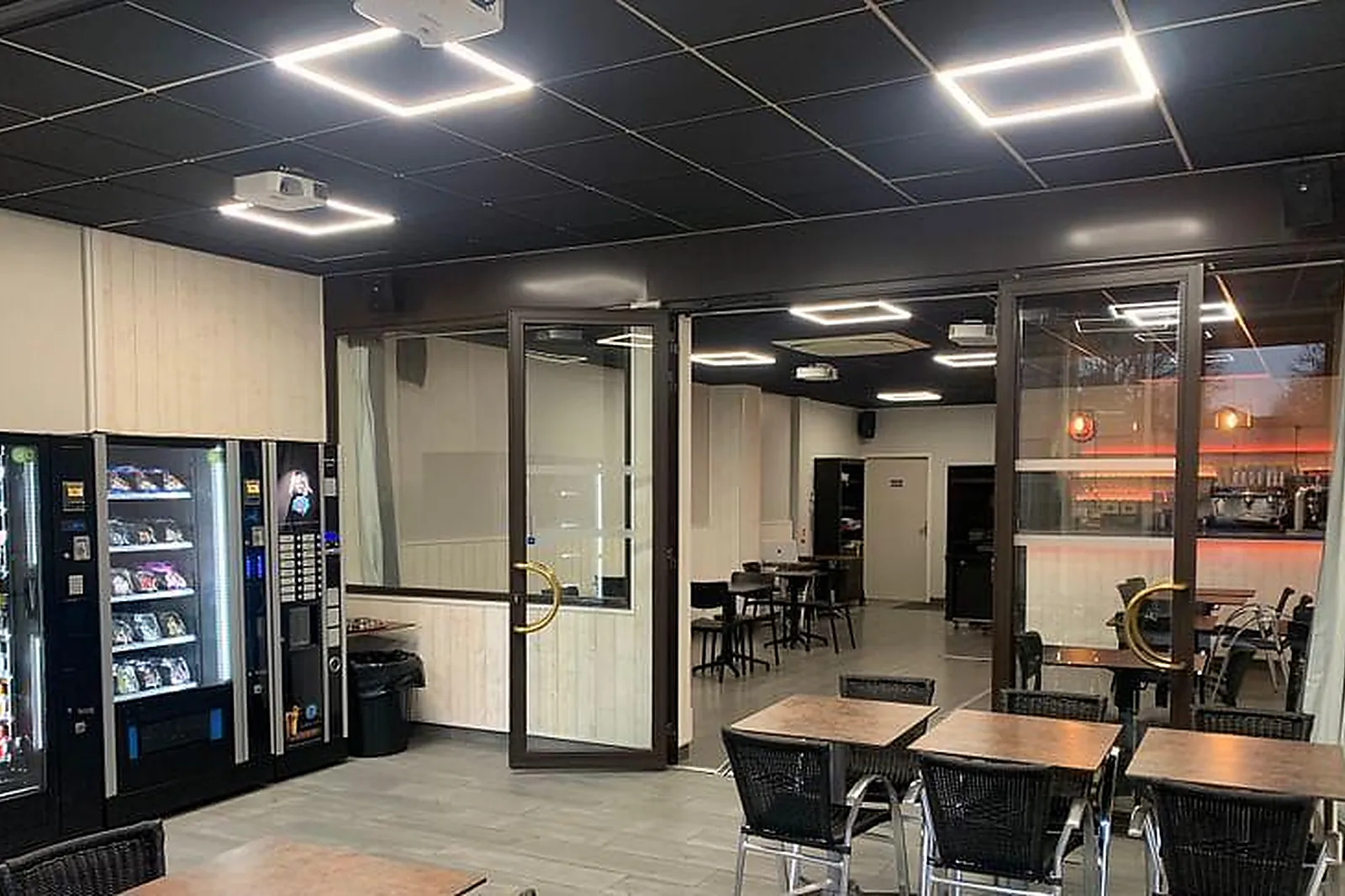 Lieux événementiels, LE CAFÉ DE LA PLACE DE CAUDERAN