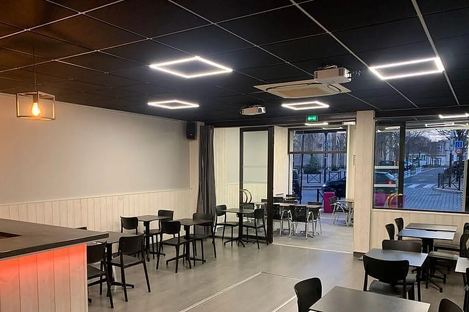 Lieux événementiels, LE CAFÉ DE LA PLACE DE CAUDERAN