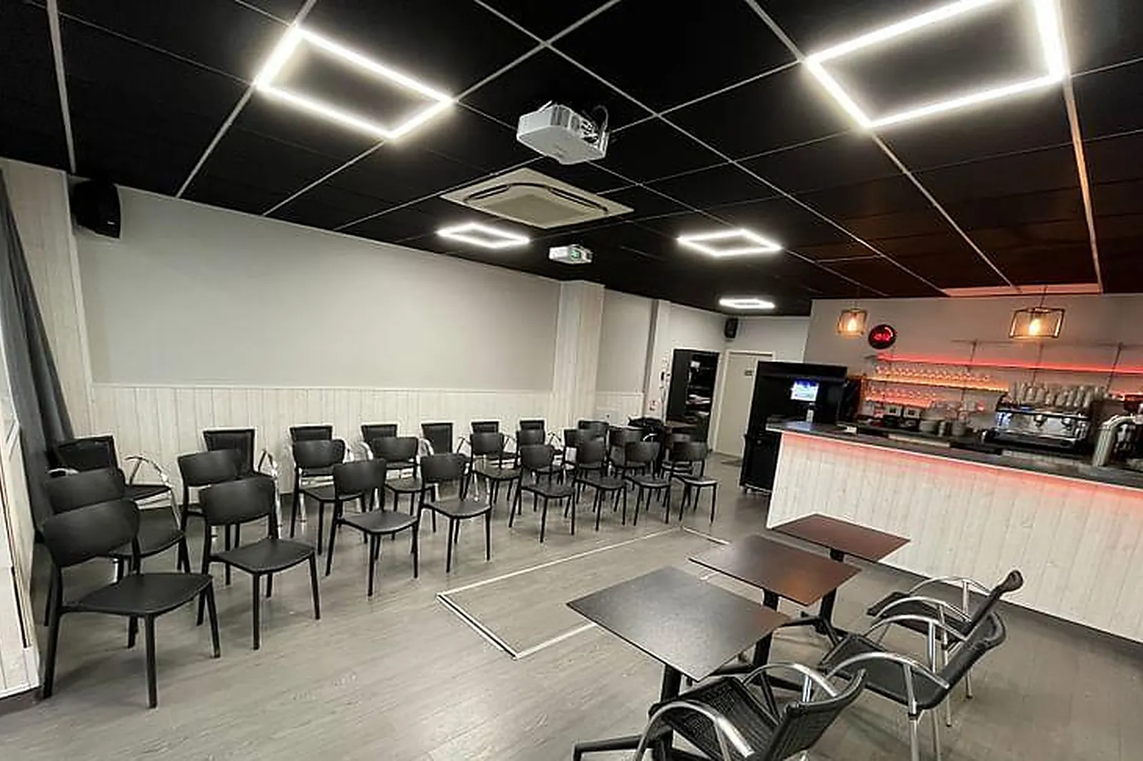 Lieux événementiels, LE CAFÉ DE LA PLACE DE CAUDERAN