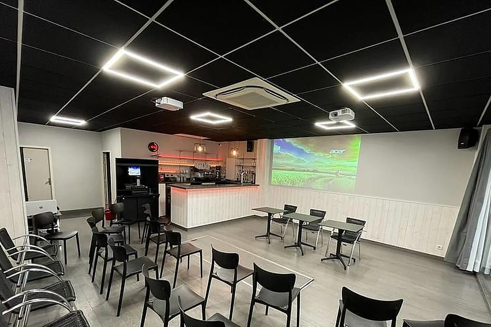 Lieux événementiels, LE CAFÉ DE LA PLACE DE CAUDERAN