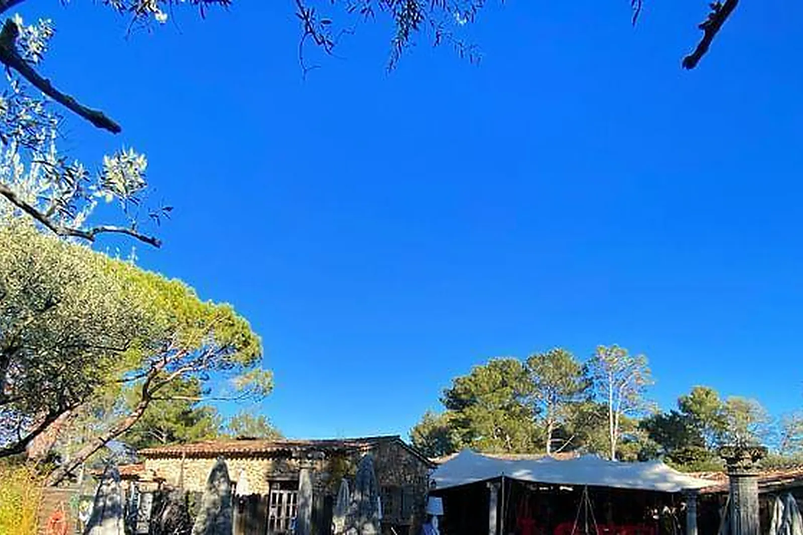 Lieux événementiels, LE HAMEAU DES LUCIOLES