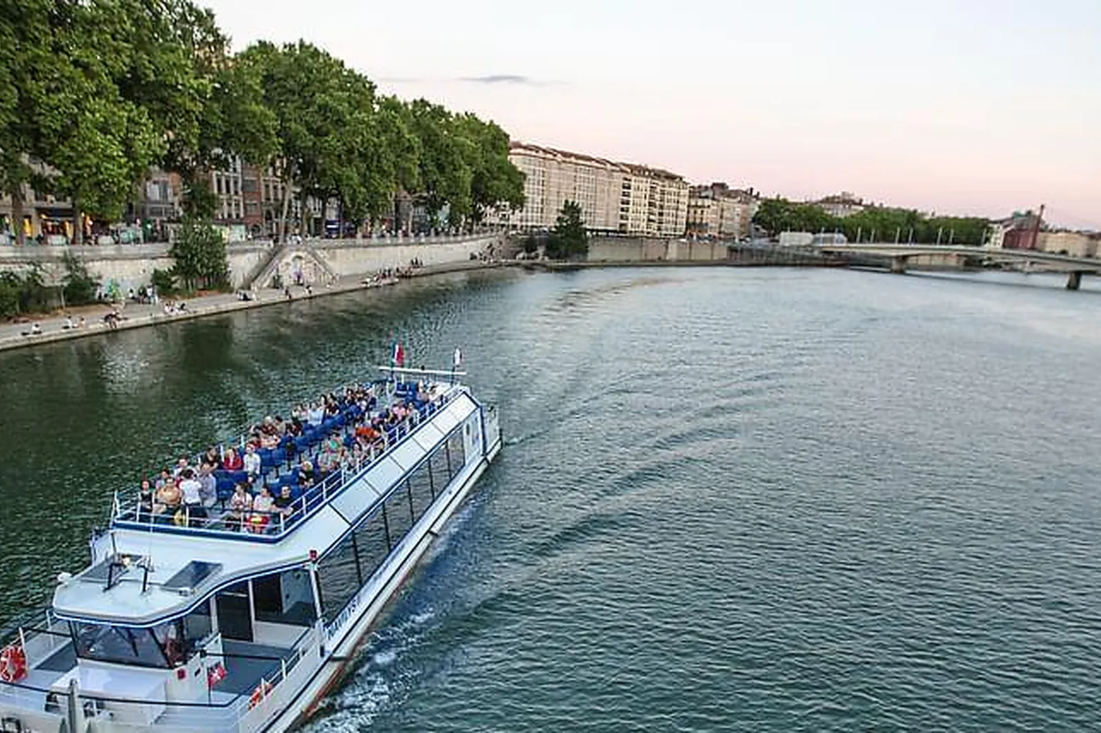 Lieux événementiels, LES BATEAUX LYONNAIS