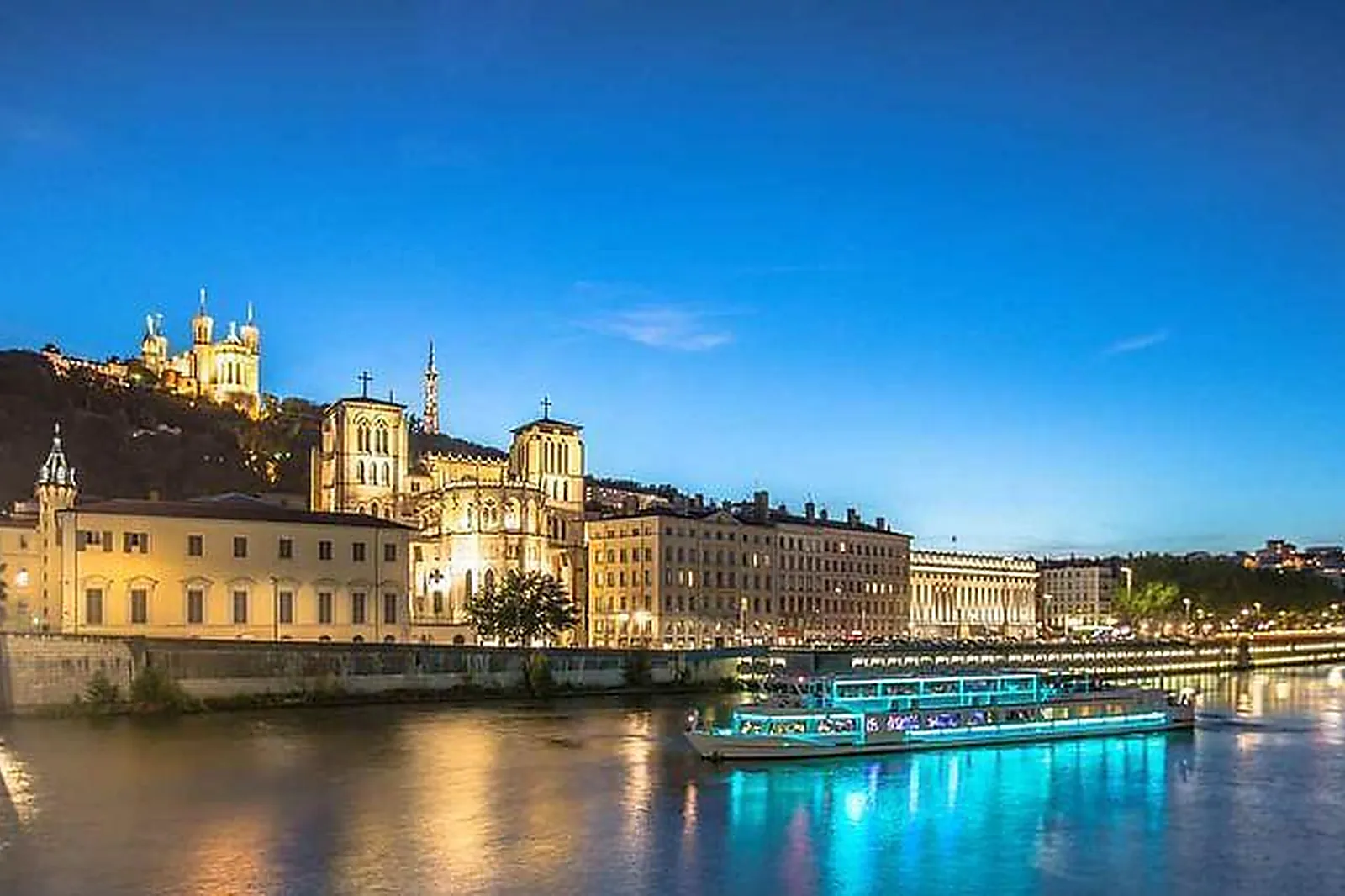 Lieux événementiels, LES BATEAUX LYONNAIS