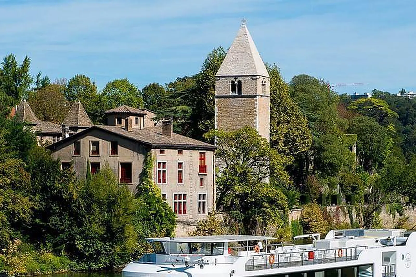Lieux événementiels, LES BATEAUX LYONNAIS