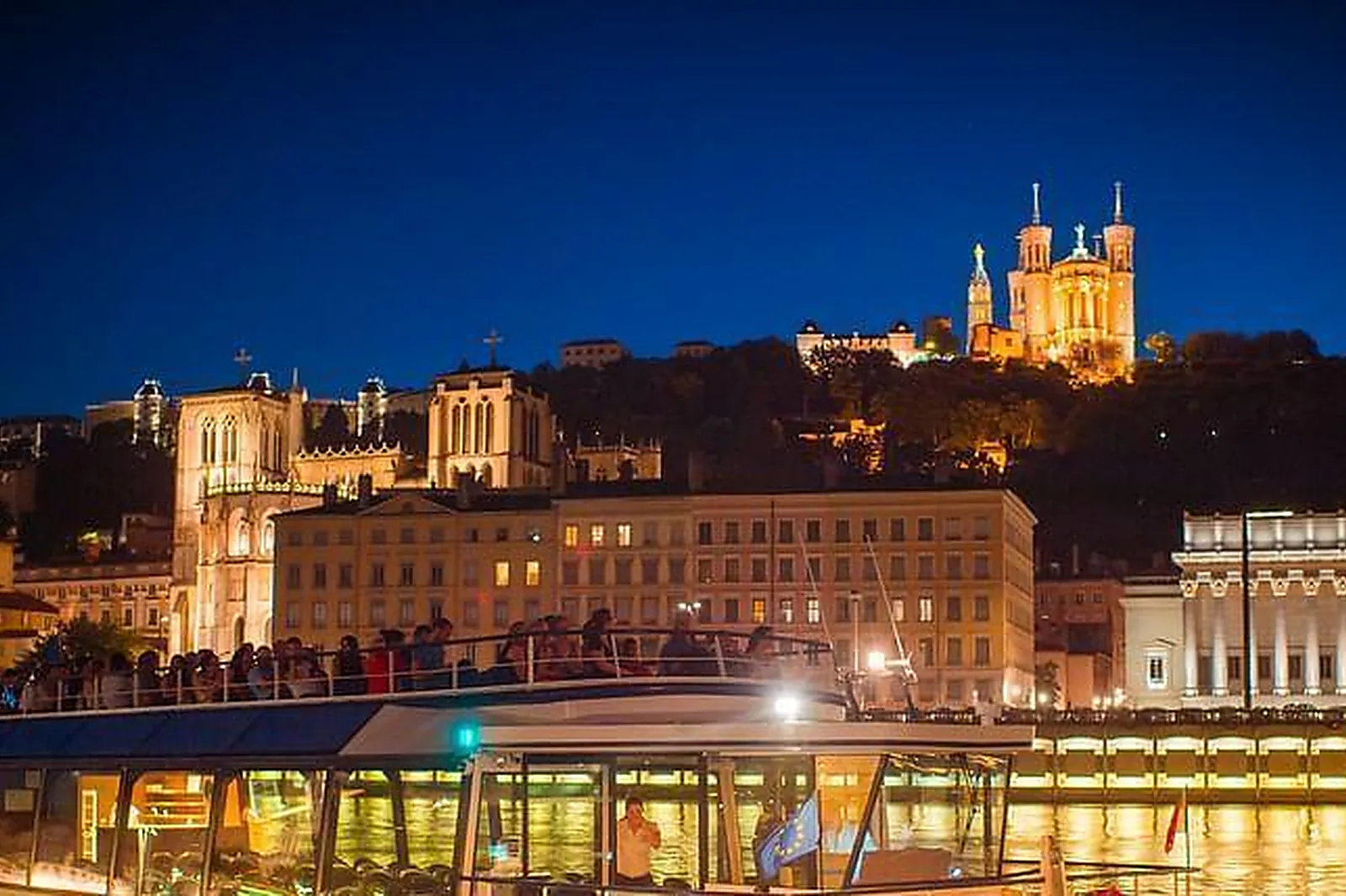 Lieux événementiels, LES BATEAUX LYONNAIS