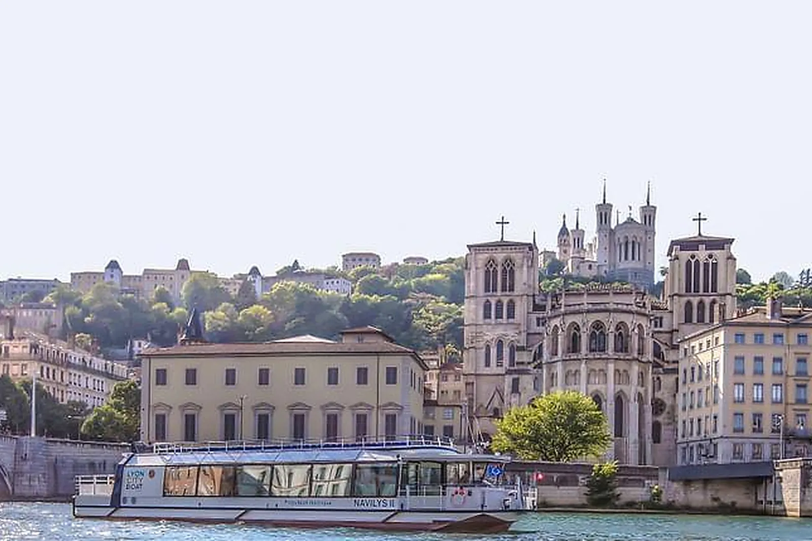 Lieux événementiels, LES BATEAUX LYONNAIS