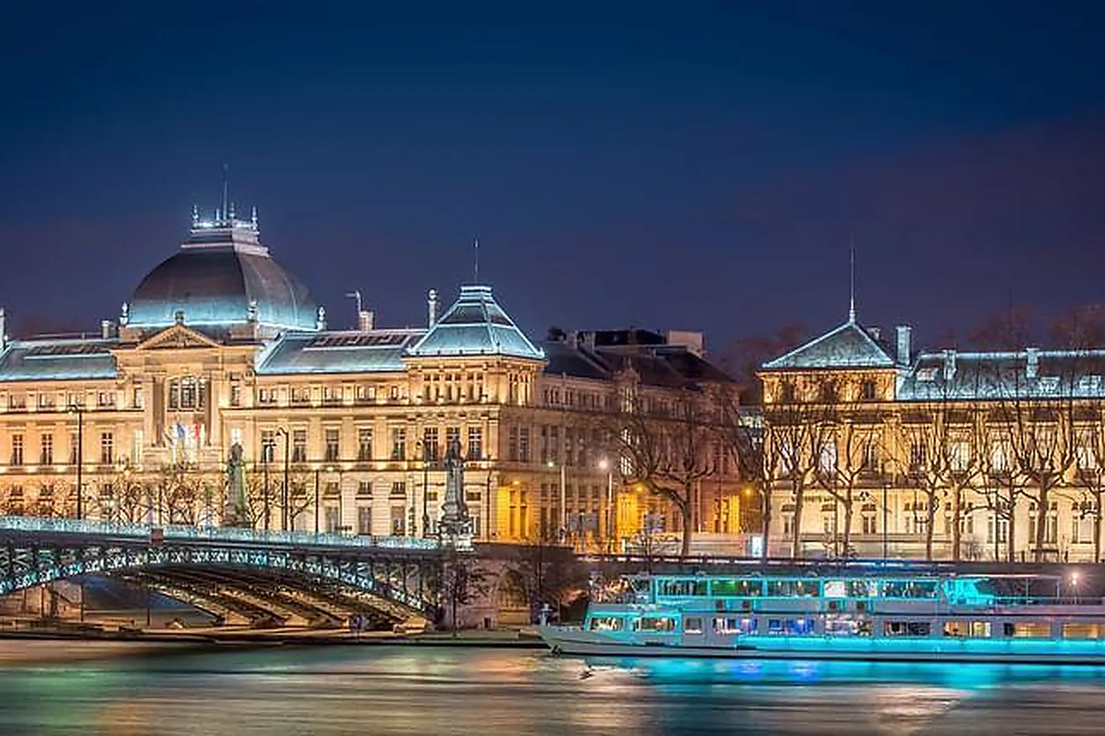 Lieux événementiels, LES BATEAUX LYONNAIS