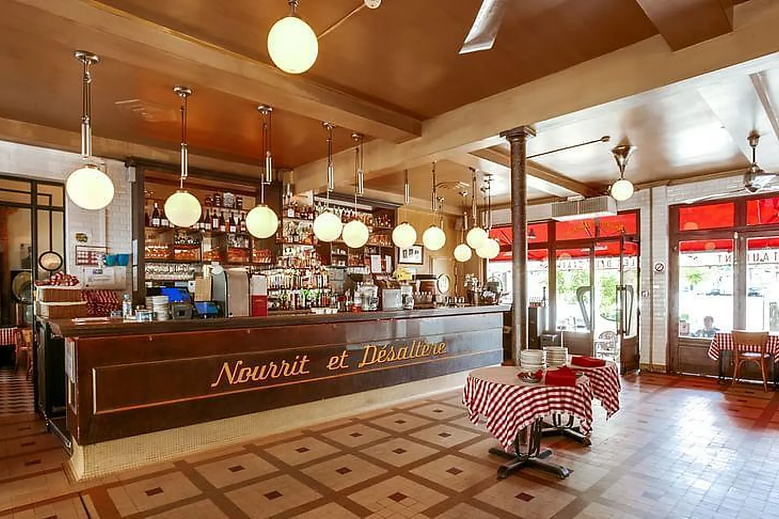 Lieux événementiels, LES DEUX STATIONS