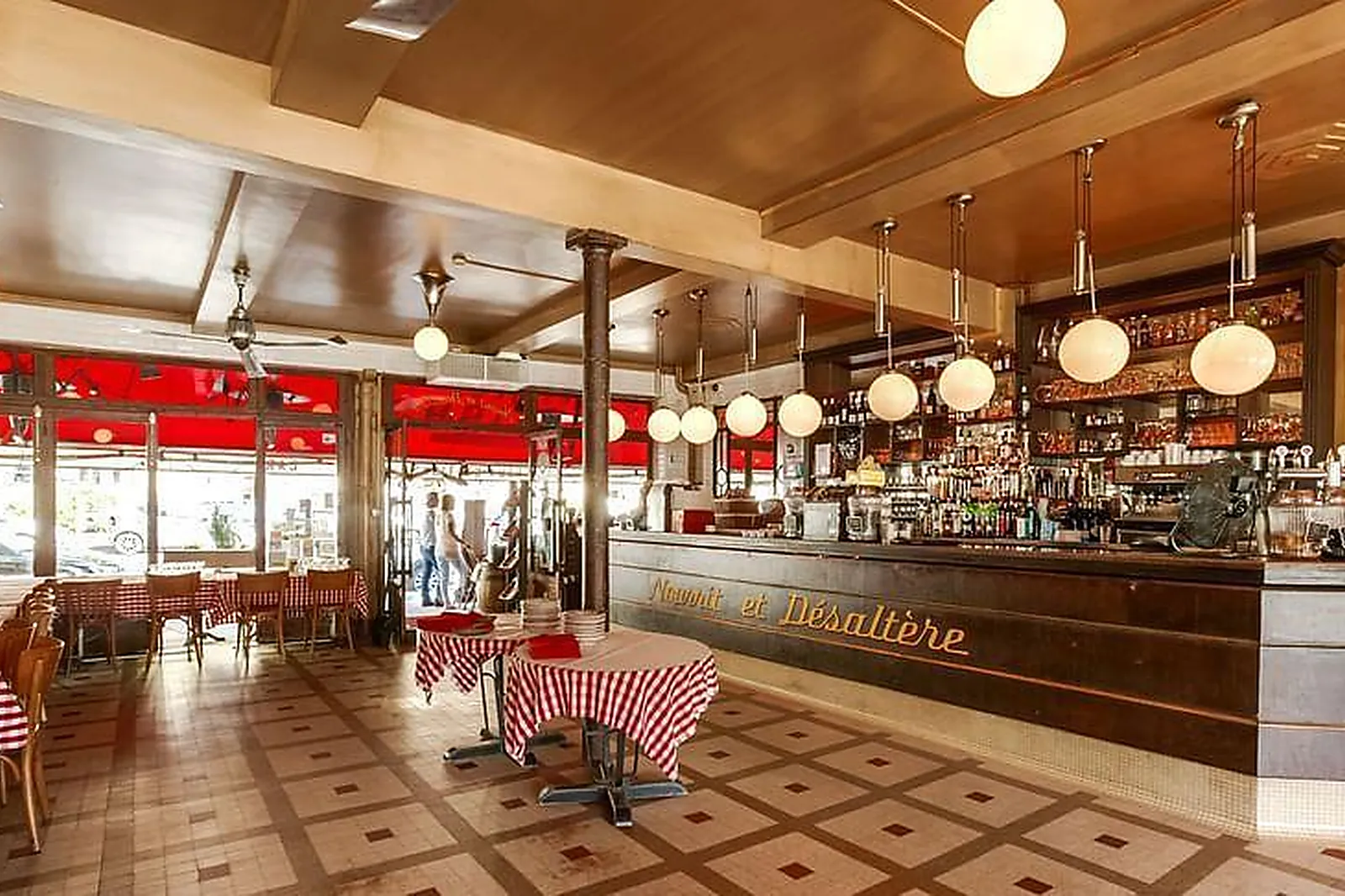 Lieux événementiels, LES DEUX STATIONS