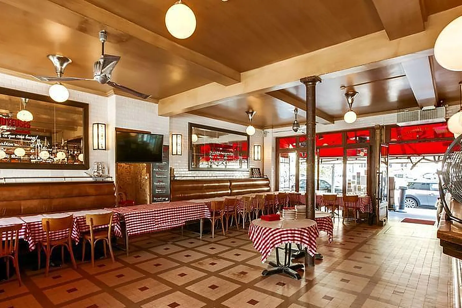 Lieux événementiels, LES DEUX STATIONS