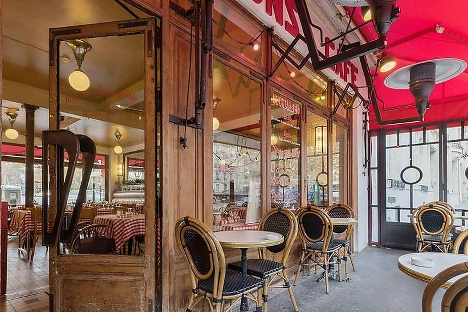 Lieux événementiels, LES DEUX STATIONS