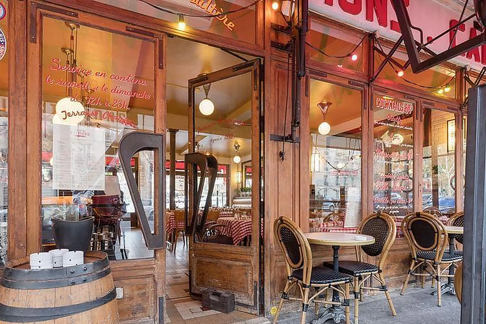 Lieux événementiels, LES DEUX STATIONS