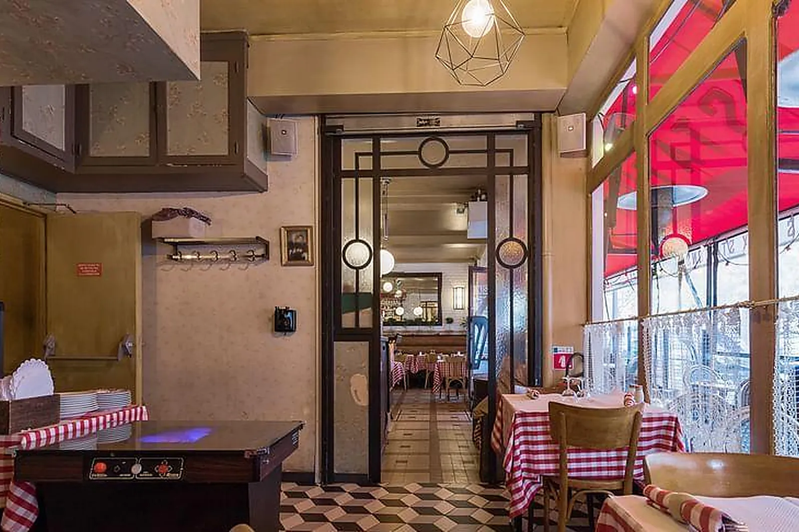 Lieux événementiels, LES DEUX STATIONS