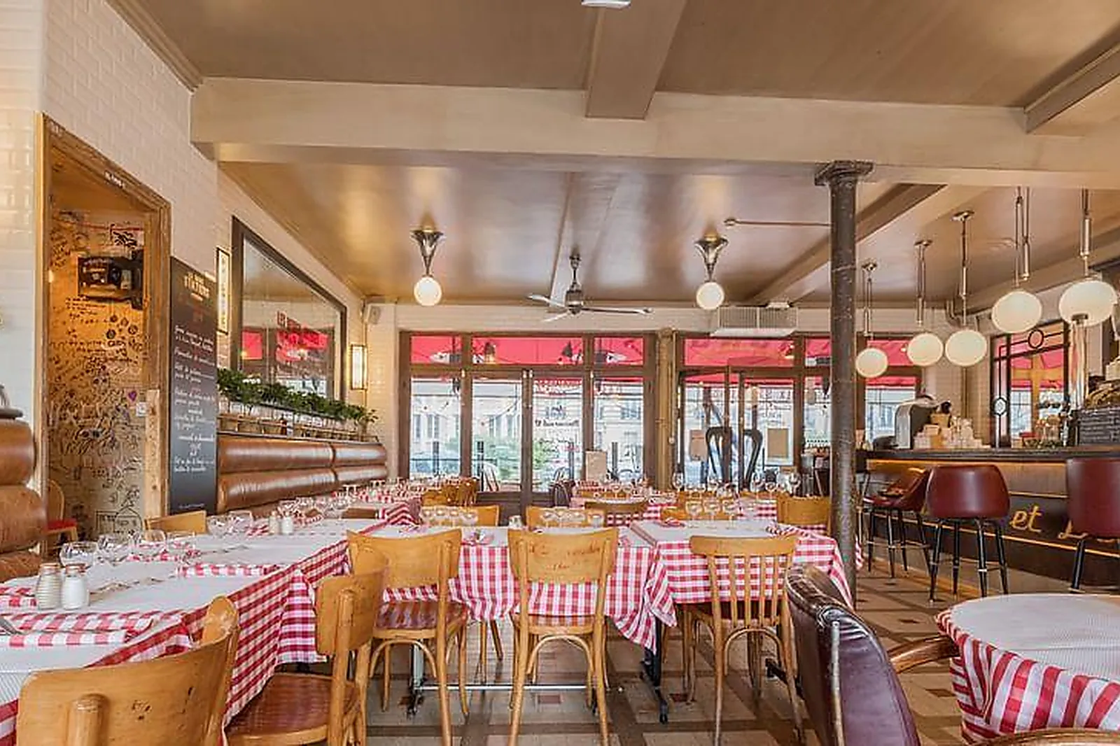 Lieux événementiels, LES DEUX STATIONS