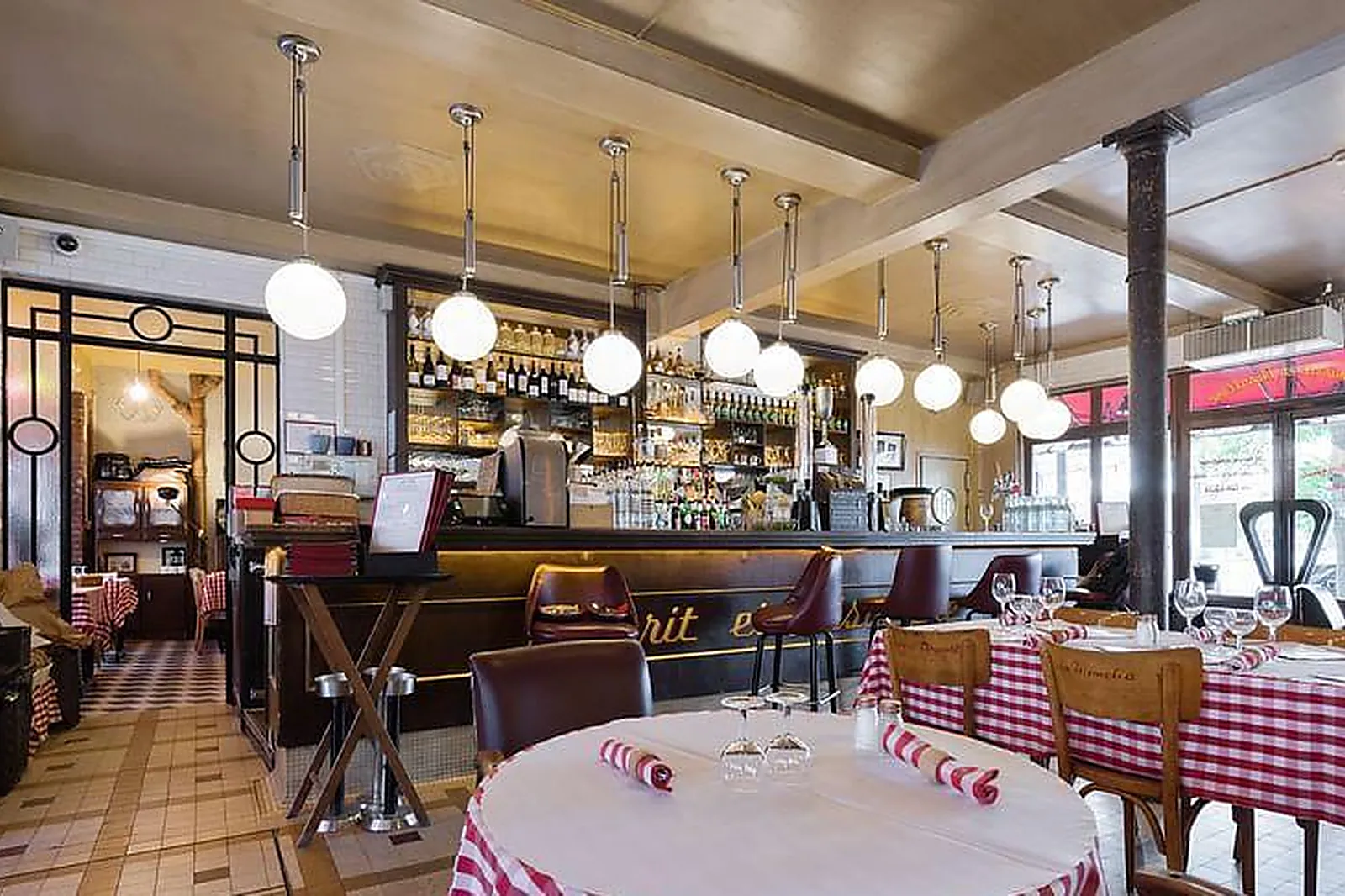 Lieux événementiels, LES DEUX STATIONS