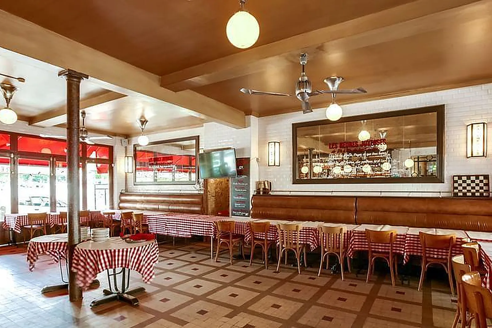 Lieux événementiels, LES DEUX STATIONS