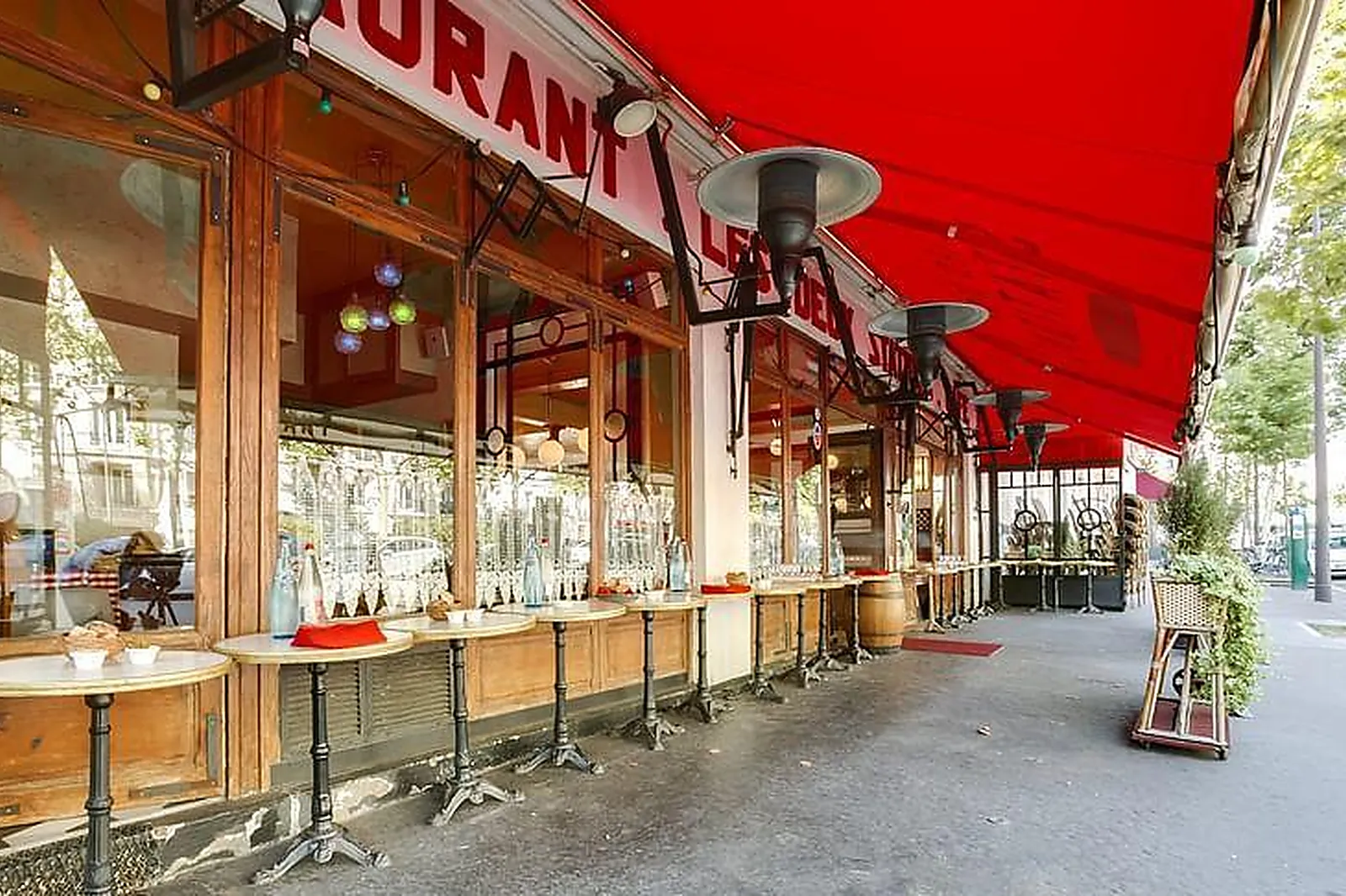 Lieux événementiels, LES DEUX STATIONS