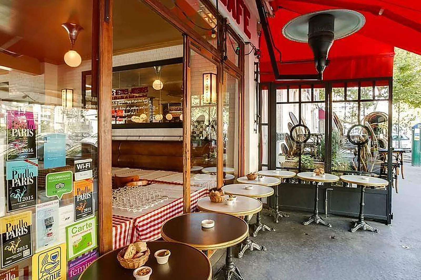 Lieux événementiels, LES DEUX STATIONS