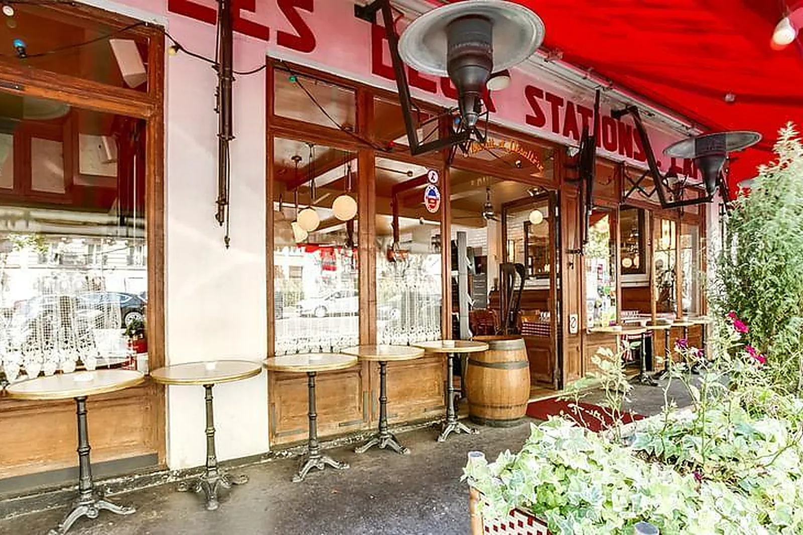 Lieux événementiels, LES DEUX STATIONS