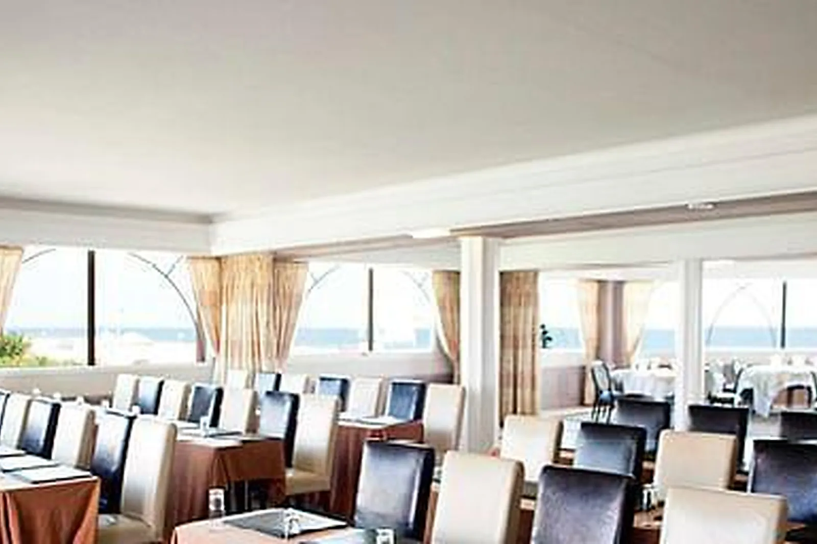 Lieux événementiels, LES FLAMANTS ROSES ****