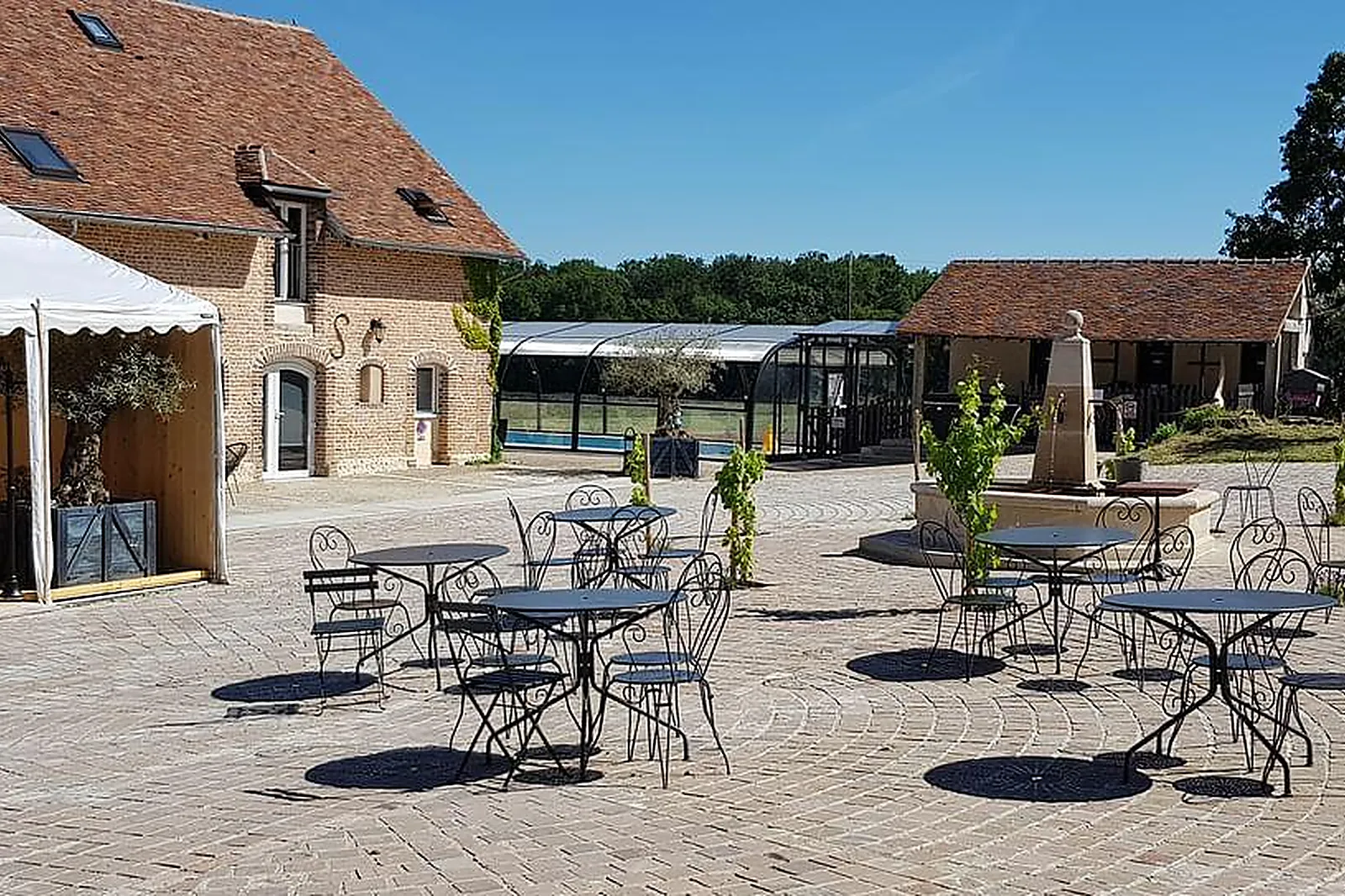 Lieux événementiels, LES MAISONS BLANCHES