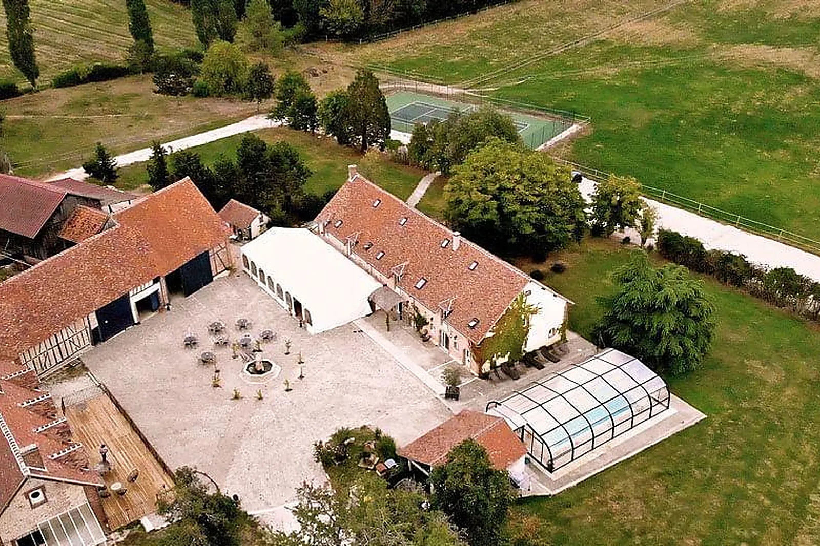 Lieux événementiels, LES MAISONS BLANCHES
