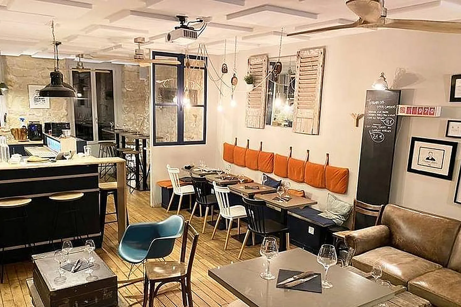 Lieux événementiels, LES P'TITS POTES BAR À VIN