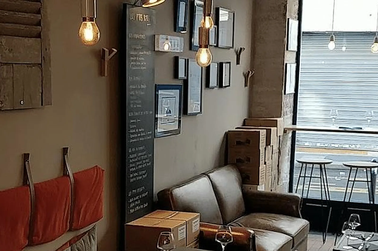 Lieux événementiels, LES P'TITS POTES BAR À VIN