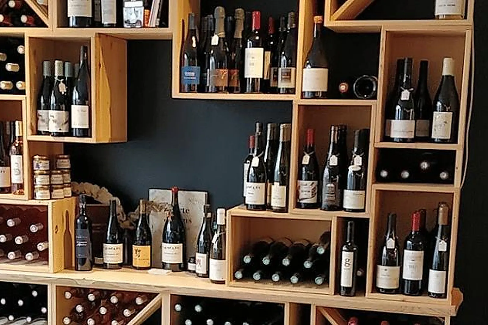 Lieux événementiels, LES P'TITS POTES BAR À VIN