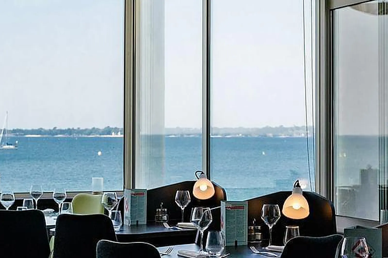 Lieux événementiels, LES SABLES BLANCS ****