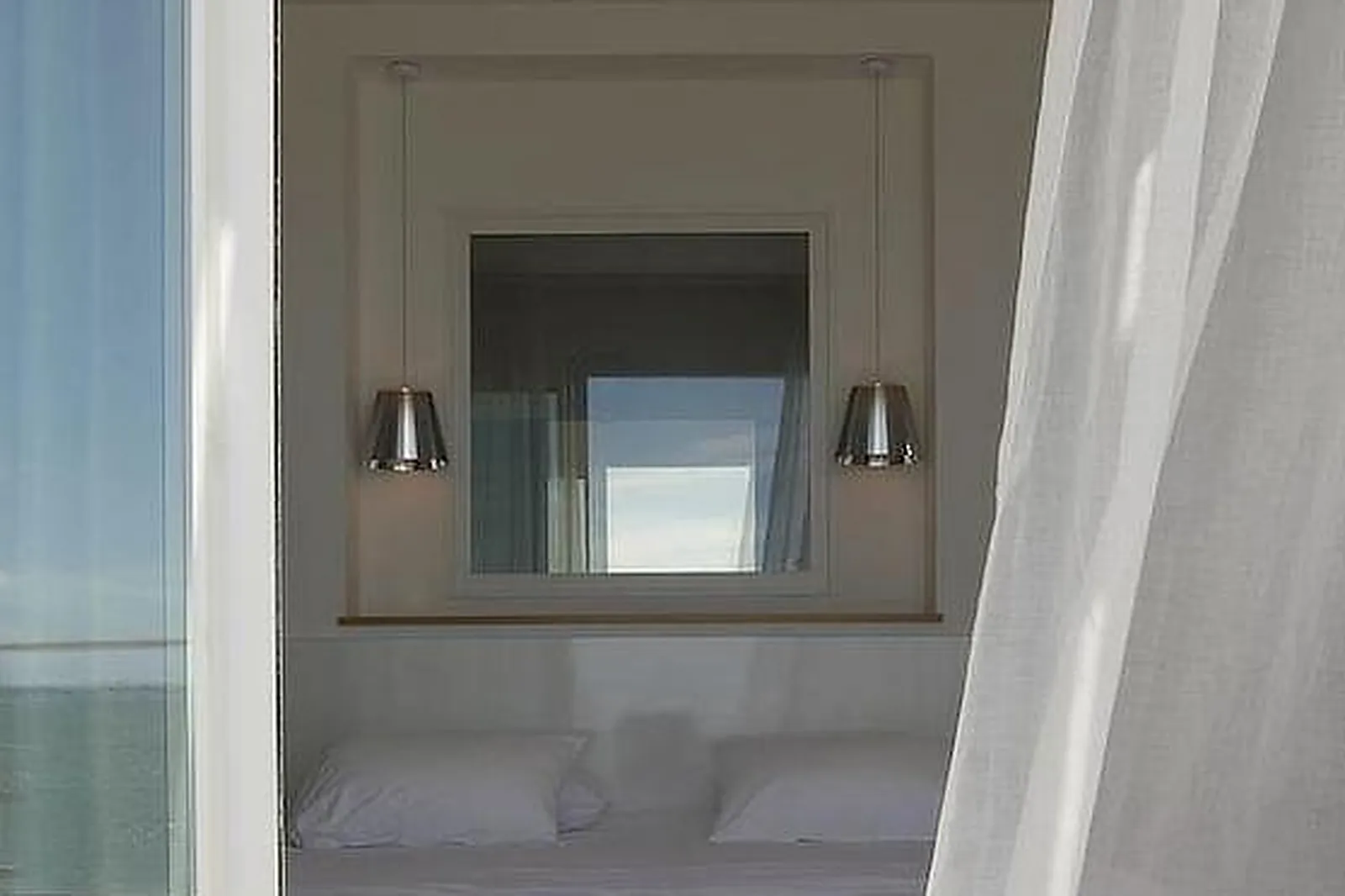 Lieux événementiels, LES SABLES BLANCS ****