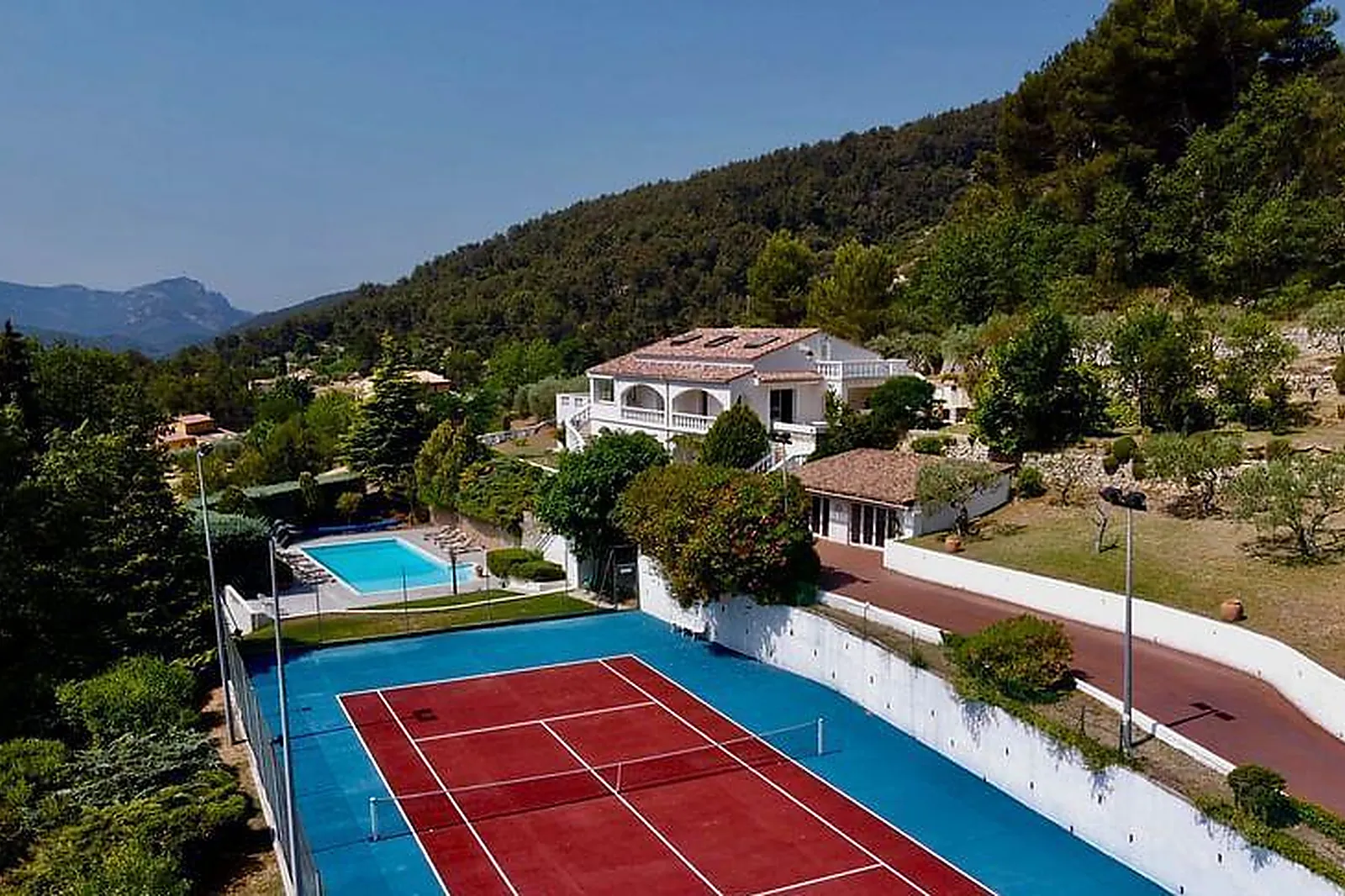 Lieux événementiels, LES SOURCES DE PASITHÉA